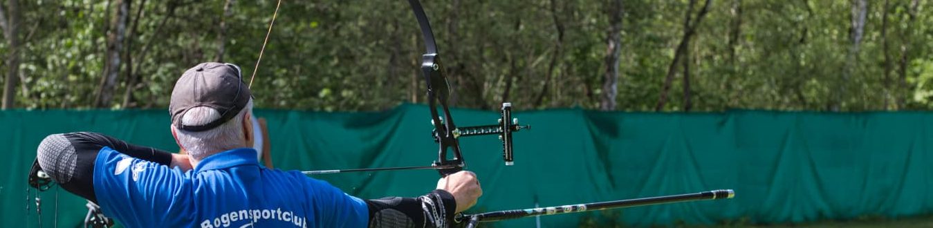 Schützen an der Schießlinie des Bogensportclub Essen